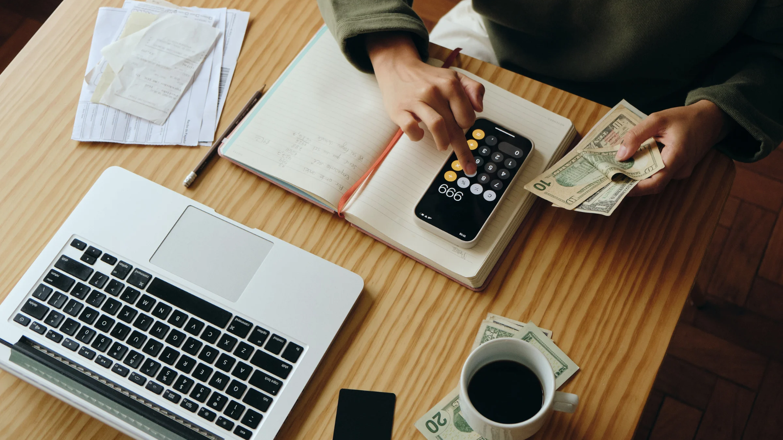 Loi de finances 2026 : documents et calculatrice symbolisant les changements fiscaux et patrimoniaux